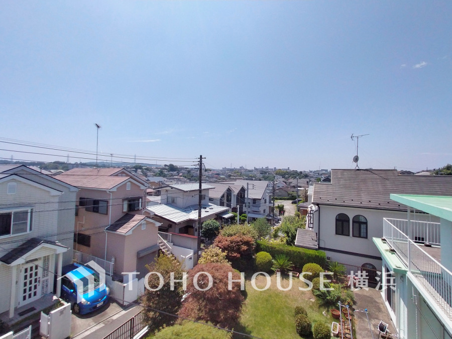 陽射しとともに、少しずつ装いを変える街の景観から、星空が地上に映りこむかのような夜景の煌きまで、この街ならではの美しい風景。