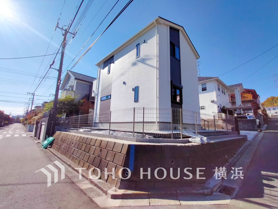 閑静な住宅街に誕生したお住まい。開放感のある角地につき採光・通風良好です。