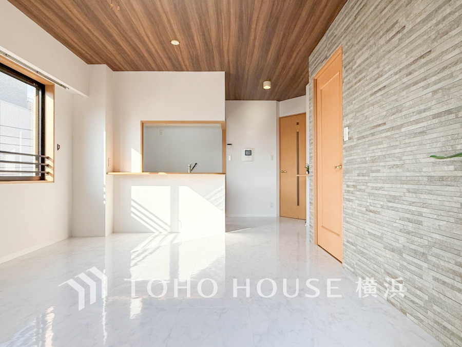 ここにはみんなが集い、食事と楽しい会話が始まる。話に夢中になりすぎて、ついつい時を忘れてしまう。そんな束の間の幸せを感じさせてくれる場所。