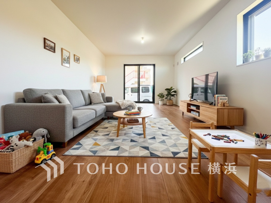 明るく開放的なリビングは家族の憩いの場。19.2帖の広々とした空間です。（家具・装飾品はAI加工です）