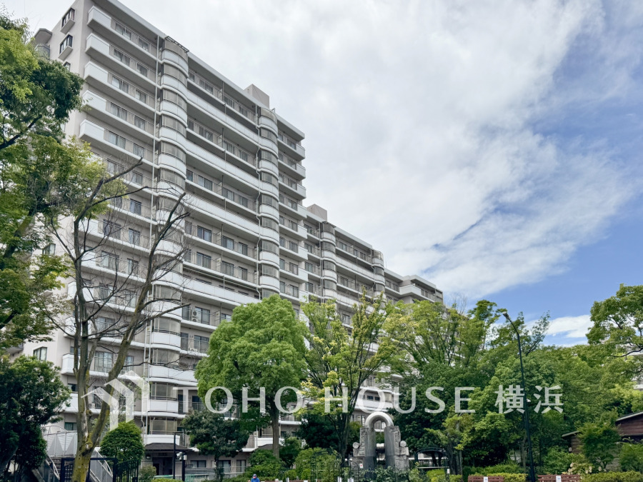 穏やかな風と陽光を導き、プライバシーに配慮された設計プランを採用し、居住性を一段と心地よいものにしています。周辺環境とのコラボレーションにより明るく開放的な空間を演出。