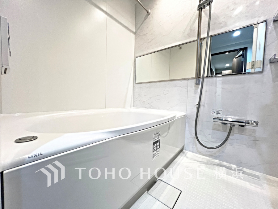 心地よいリラックスを叶える清潔感溢れる美しい空間。快適で機能的なバスルームです。
