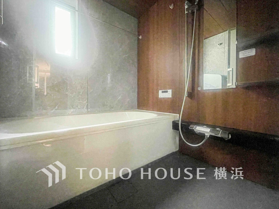 掃除のしやすさ・収納の便利さなど、おふろを使う人、お手入れする人、みんなにとっての「しあわせ性能」を追求したバスルームを採用いたしました。