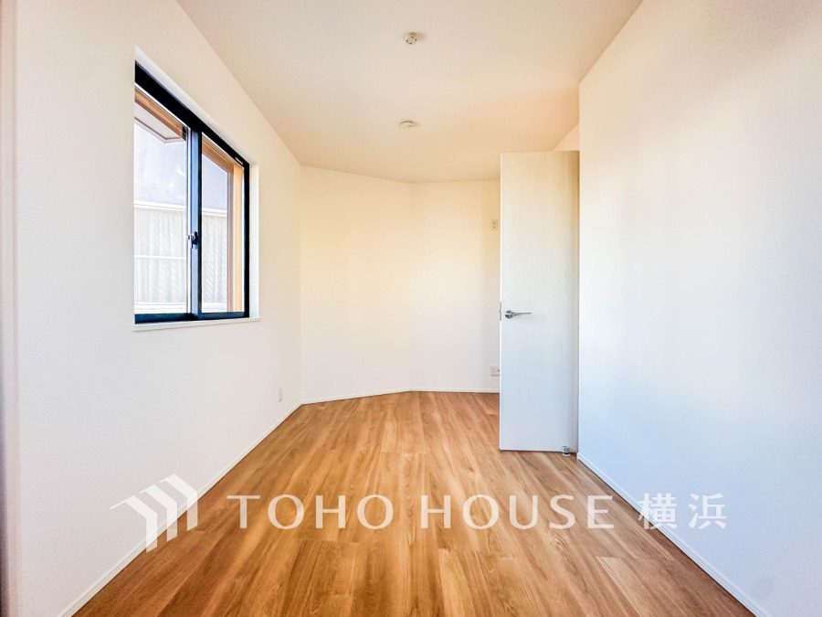ナチュラルな木目の床が温かみを演出する、明るく清潔感あふれる居室スペースです。