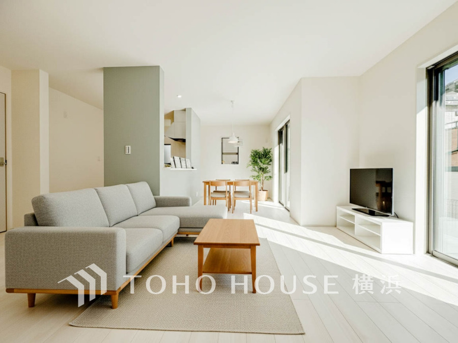 ここから始まる「日常」はご家族にとって大切で貴重な時間。ご家族皆さんが笑顔に包まれる素敵な生活が待っていることでしょう。（家具・家電・装飾品はCG画像です）