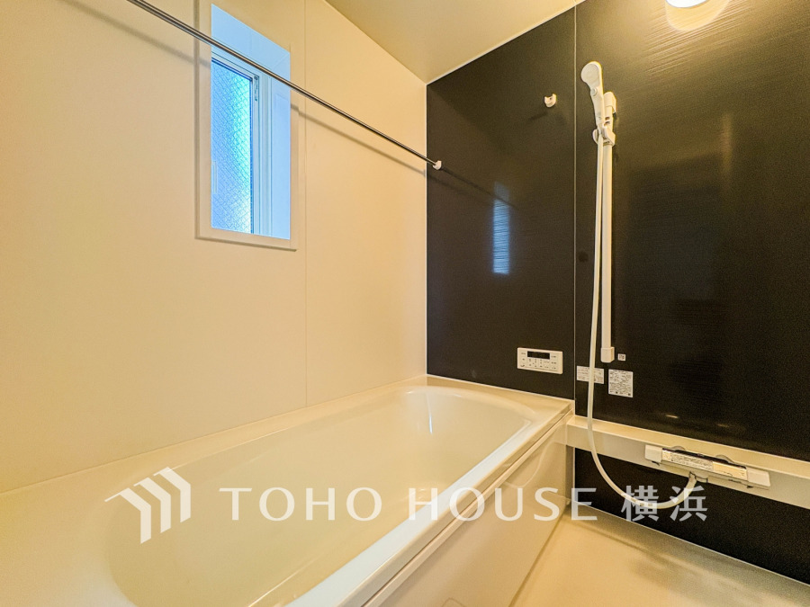 上質が感じられるカラーリングで、清潔な空間美を実現。一日の疲れが癒される優雅なバスタイムを堪能できるゆとりあるバスルームです。