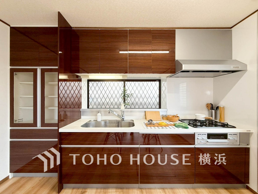 使い勝手の良い設備のキッチンで効率よくお料理もできます。食する料理に家族が舌鼓を打ち自然と笑いが絶えない空気感がそこに広がります。自慢の腕をふるってください。