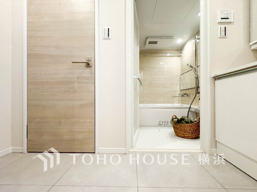 落ち着いた空間を演出するカラーと、ゆったり落ち着いてお使い頂ける広さが魅力のパウダールーム。居室からも独立しており、プライベート空間を保ちます。