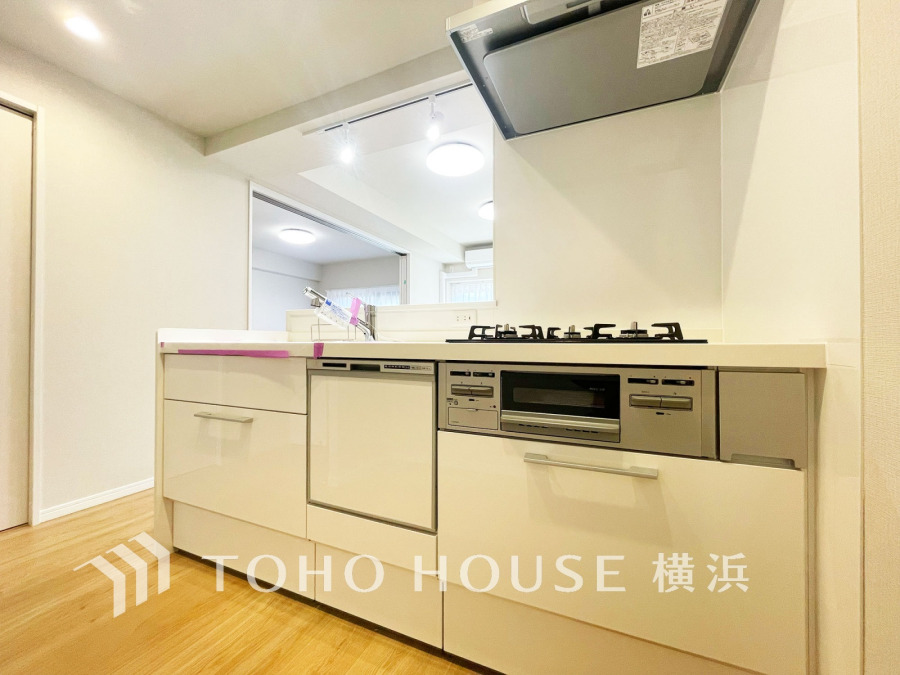 スタイリッシュな対面キッチンを採用。リビングが見渡せるので、お子様を安心して遊ばせながら家事ができ、リビング学習をするお子様にも声がかけやすい自然な距離感。 