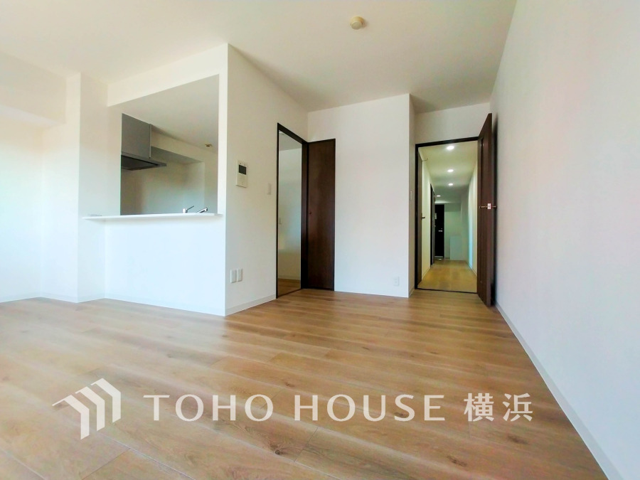 穏やかな時間の流れを楽しみ、寛ぎと笑顔が溢れるリビング。会話を楽しみ、ご家族の何気ない日常にいつもあたたかな幸せの花を添えます。