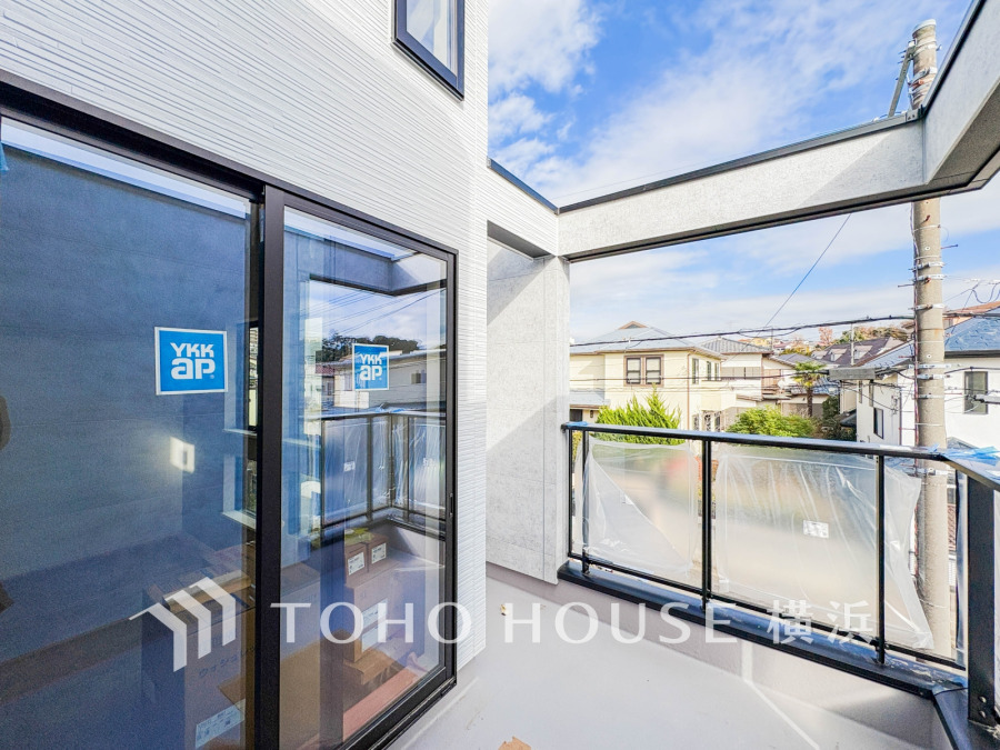 開放感いっぱいの眺望と共に光と風を享受するバルコニー。緑豊かな景観を眺めることができます。