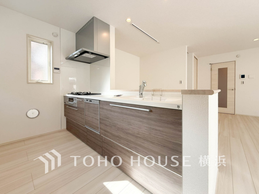 ご家族みんなで調理ができる位のスペースを実現したキッチン空間となっております。みんなで作った料理を召し上がりながらの会話は、どのような物になるのでしょうか。