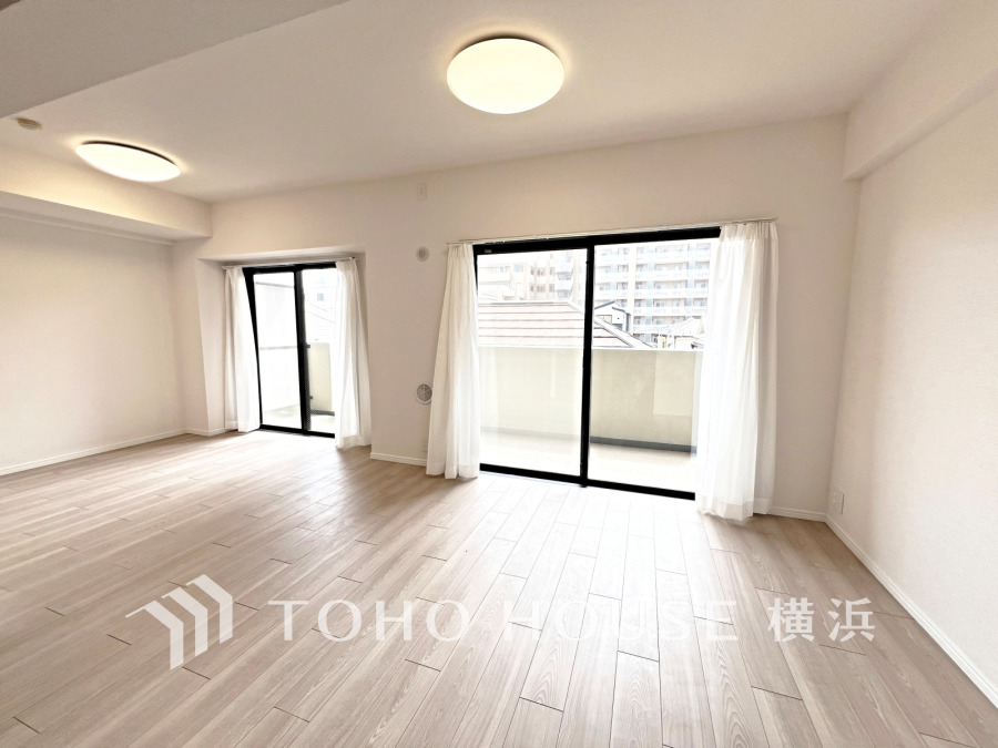 明るい光が差し込むリビング。バルコニーに面し開放感あふれる空間です。