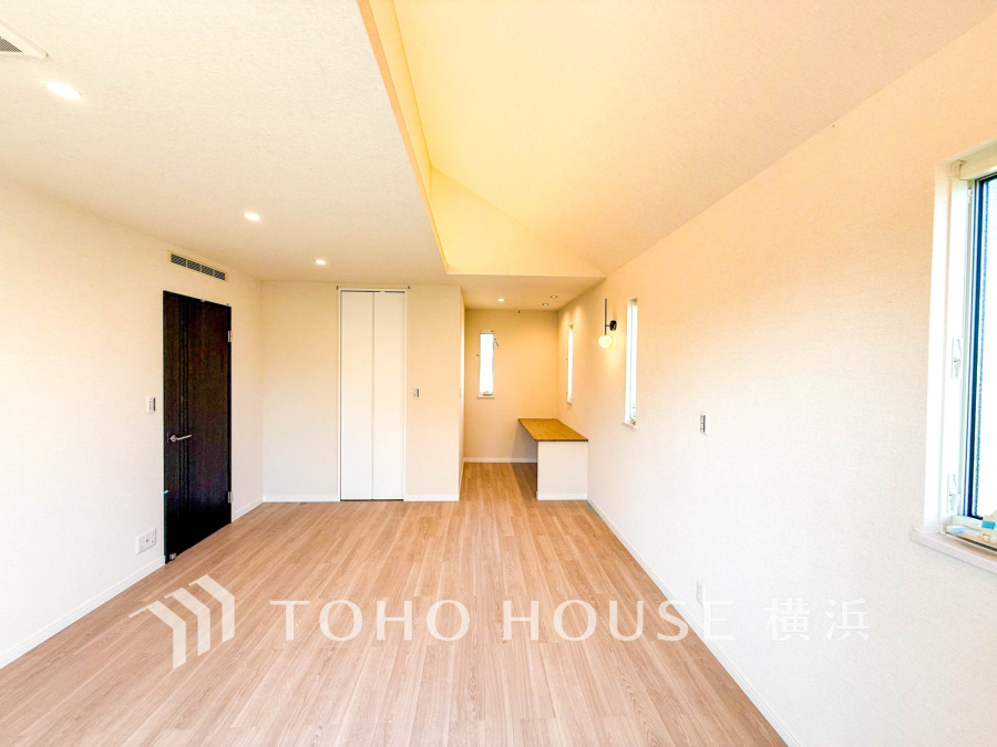 12.3帖の広々とした洋室には便利なでデスクカウンターと大容量のWICを完備。