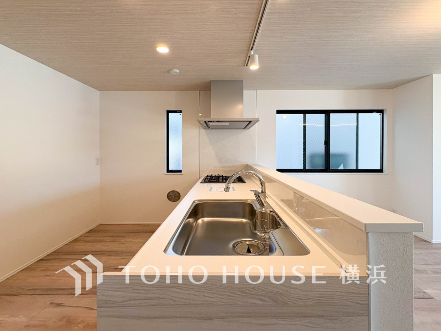 対面キッチンなら、料理や後片づけをしながらリビングにいるご家族と会話したり、気配を感じることができます。特にお子様が小さいうちは、目が離せないので便利です。