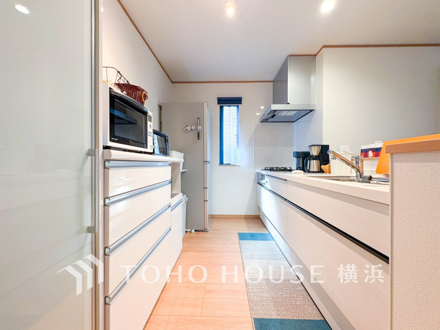 明るく清潔感のあるシステムキッチン。収納豊富で使いやすく、毎日の料理が快適に楽しめます。