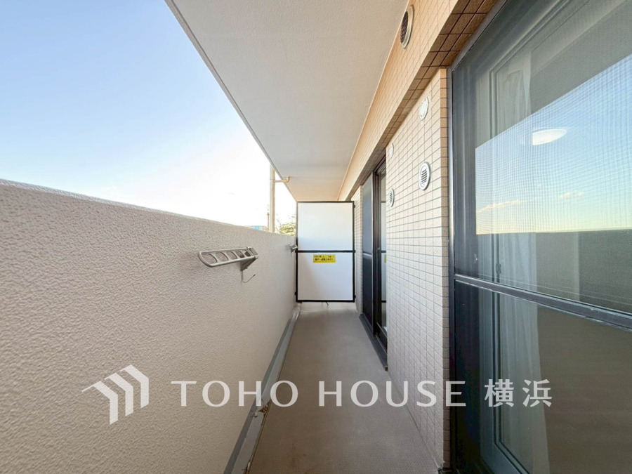 たっぷりの陽光が差し込むバルコニー。周辺には陽射しを遮る高い建物がなく、太陽の恵みを存分に享受できます。爽やかな風と暖かな陽射しが紡ぐハーモニーが日々の暮らしのBGMになることでしょう。