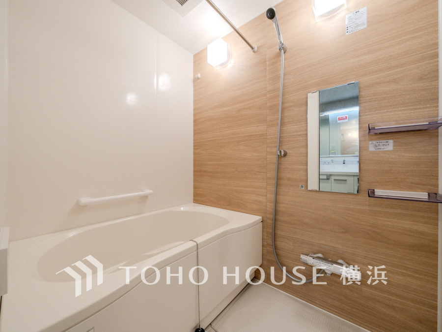 1日の疲れを取り心身を癒すことができる住まいの中のリラクゼーション空間、バスルーム。心からゆったりと寛いでいただけるよう、柔らかな色合いで仕上げています。