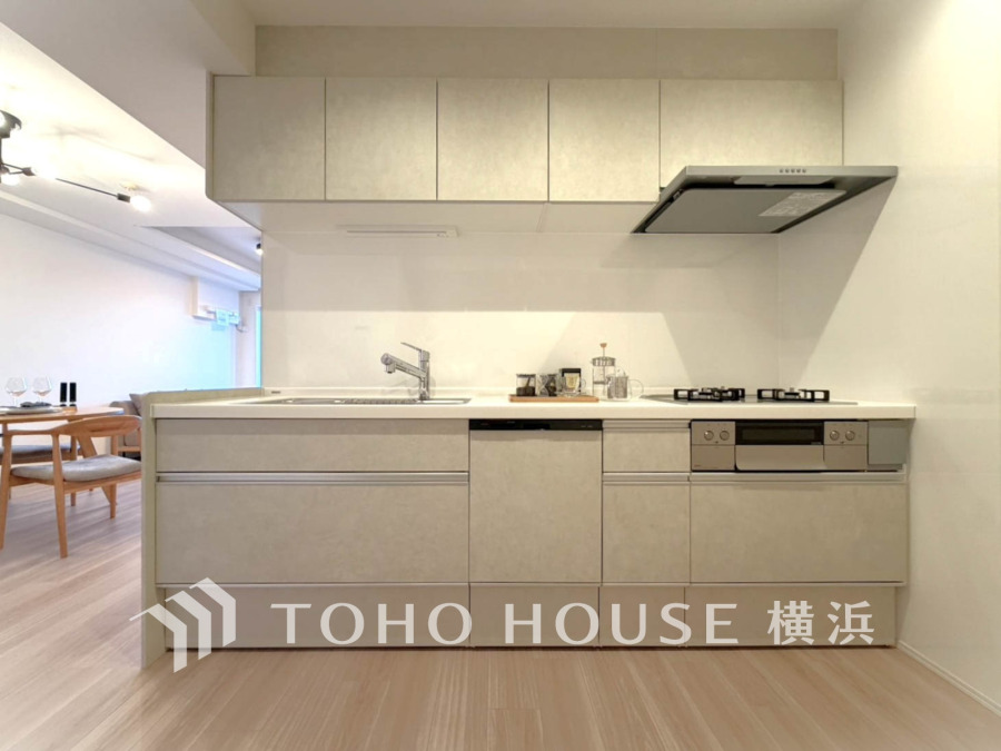 多彩な機能と洗練された美しいデザイン、細やかな優しさが毎日を演出します。プライベートスペースを彩るインテリアとしての美と、快適な日常を支える機能性と強さが一つになったキッチン。