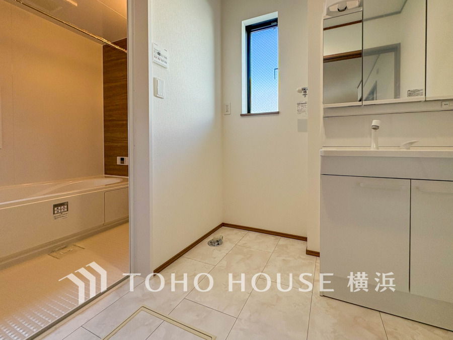 掃除のしやすさ・収納の便利さなど、おふろを使う人、お手入れする人、みんなにとっての「しあわせ性能」を追求したバスルームを採用いたしました。