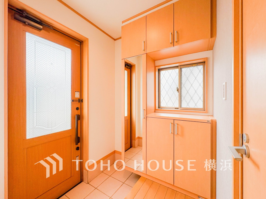 清潔感溢れる玄関がお出迎えする本邸宅の物語は、ここから始まる日常を期待させます。この場所には「希望」と「優越」で包み込んでくれる「特別」な空間があります。