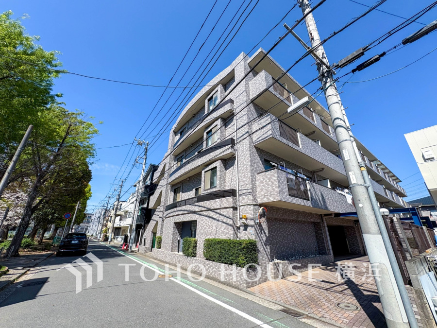 2駅徒歩圏で交通アクセス良好。公園が目の前の穏やかな住環境です。