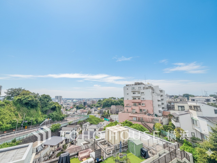 この開放感ある眺望と共に閑静な住宅街の季節感を演出する四季折々の変化を楽しめる心地よい場所となることでしょう。