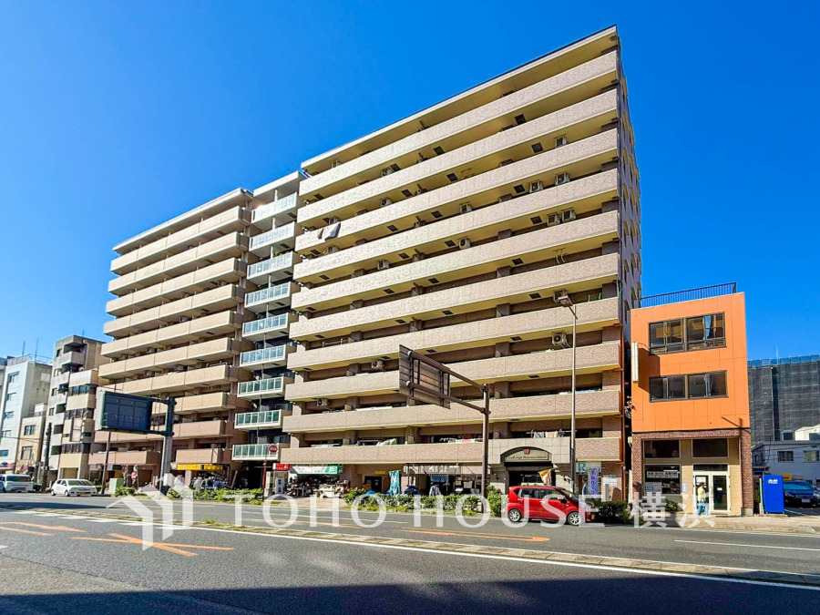 堂々たる趣ながら、主張し過ぎずどこか余裕を感じさせるシャープなフォルムで佇む邸宅は、晴天の空と照らし合わせる事で、本来あるべき完成形の姿を見せてくれます。