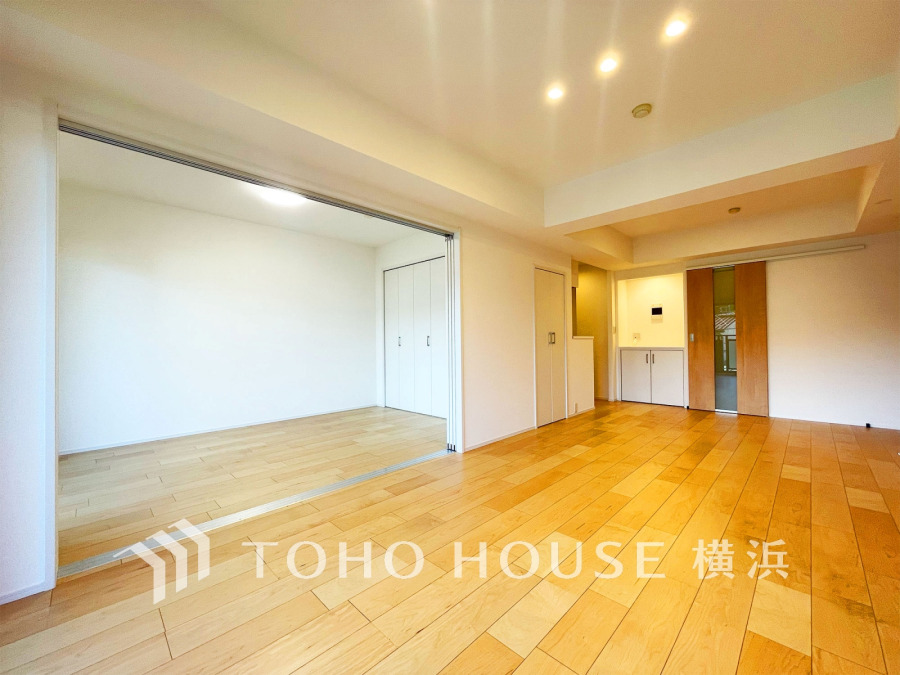 リビングに隣接した洋室の引き戸を開け放して空間を共有しながら開放的に使うこともできます。