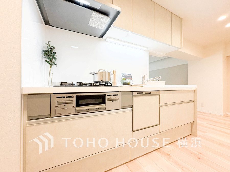 家事動線やリビングとのつながりに配慮し、食事の準備や片付けなどの家事を楽しくするキッチンスペースに仕上げました。毎日使う場所だから気持よく使えて、居心地の良い空間に。