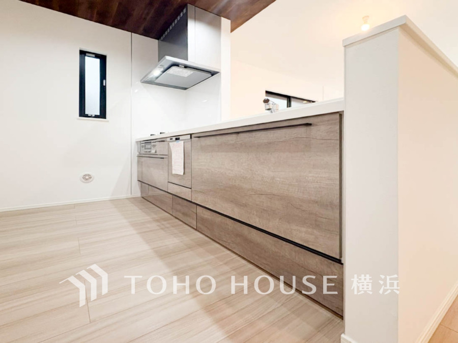 木目調の温かみあるキッチンは、収納力と使い勝手に優れた快適な調理空間を実現しています。