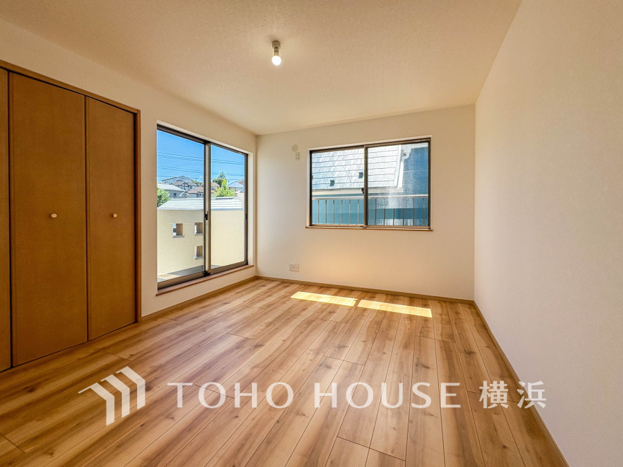 穏やかな風と陽光を導き、プライバシーに配慮された設計プランを採用し、居住性を一段と心地よいものにしています。明るく開放的な空間を演出しております。