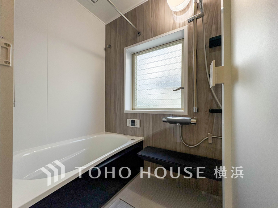 上質が感じられる質感とカラーリングで、清潔な空間美を実現。一日の疲れが癒される優雅なバスタイムを堪能できるゆとりあるバスルームです。