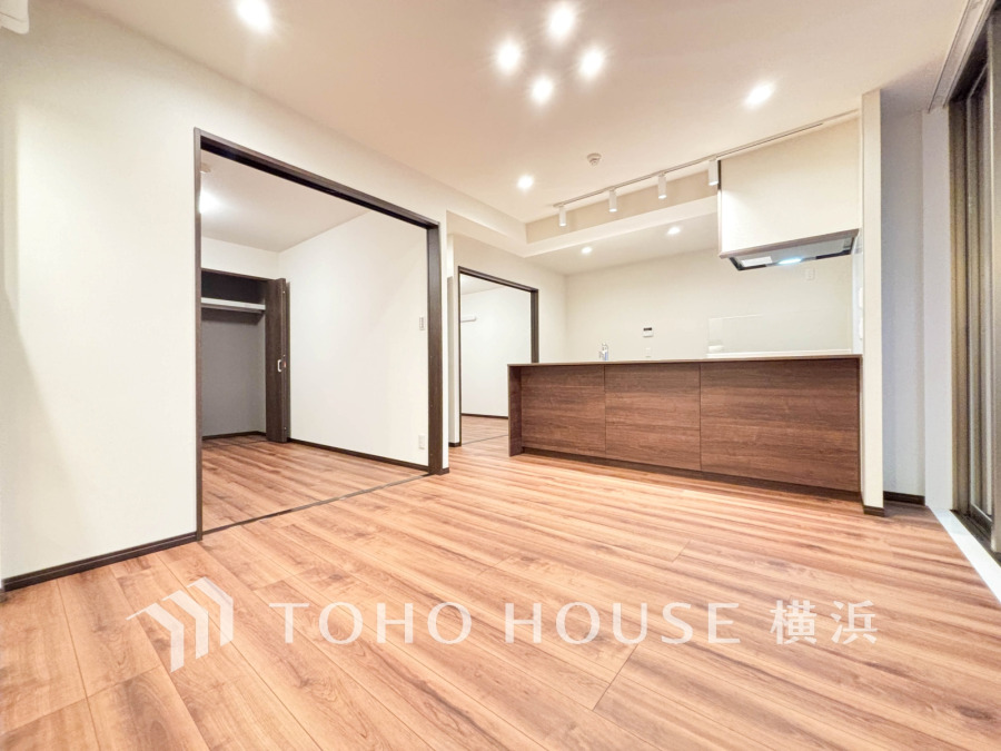 リビングに隣接した洋室の引き戸を開け放して空間を共有しながら開放的に使うこともできます。
