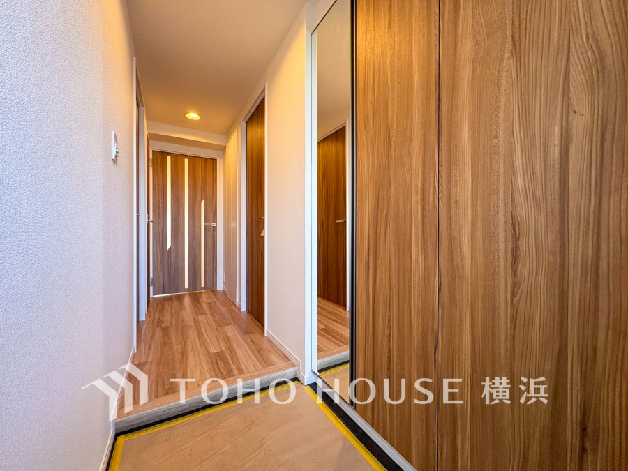 清潔感溢れる玄関がお出迎えする本邸宅の物語は、ここから始まる日常を期待させます。この場所には「希望」と「優越」で包み込んでくれる「特別」な空間があります。