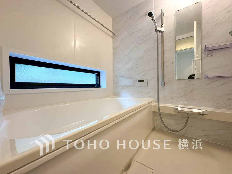 ゆったりとした大き目の浴槽が嬉しい。毎日の疲れを取る癒しの場所だからこそこだわった空間です。リラックスできる優しいカラーで、時を忘れるほどのんびりできる空間に。