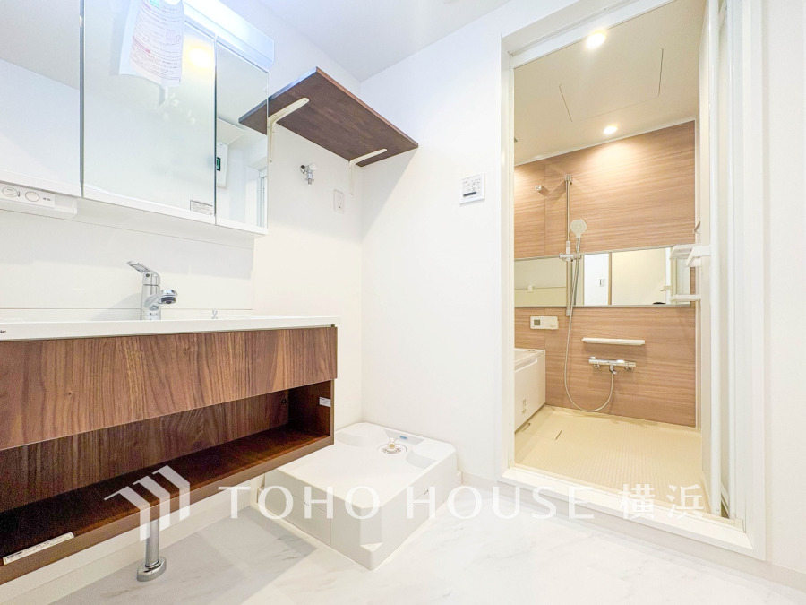 ご家族の1日が始まり、1日の終わりを締めくくる洗面空間。洗濯機を配置しても十分なスペースを確保した設計となっております。