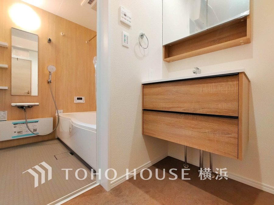 十分な大きさの洗面台は収納もさる事ながら、身だしなみチェックや歯磨きなど、朝の慌ただしい時間でもホテルライクなスペースで余裕とゆとりを感じて頂けます。