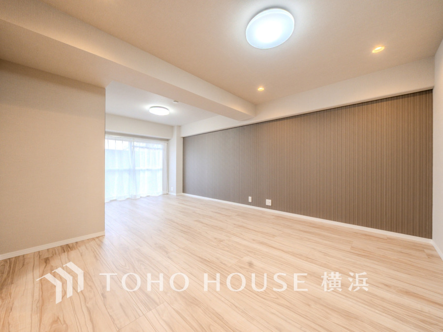 広々とした明るいリビングは、落ち着いたアクセントクロスが空間に上質さを演出しています。