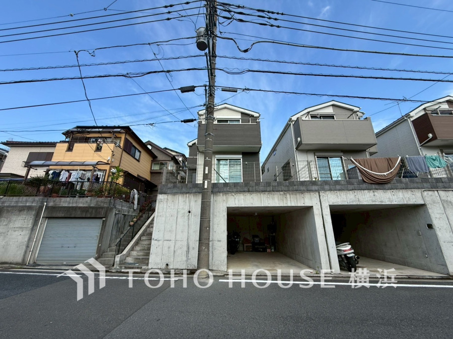 閑静な住環境に佇む家。お住まいの顔となる街並みは、陽射しを受けて輝く時間、街灯に照らし出される夕暮れ時。様々なシーンで違った魅力的な表情を見せてくれます。