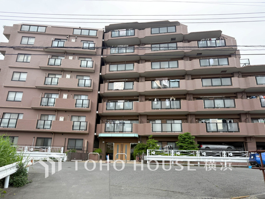 周辺に緑が残る開放感のあるロケーション。小机駅までも快適に歩ける徒歩15分の距離です。