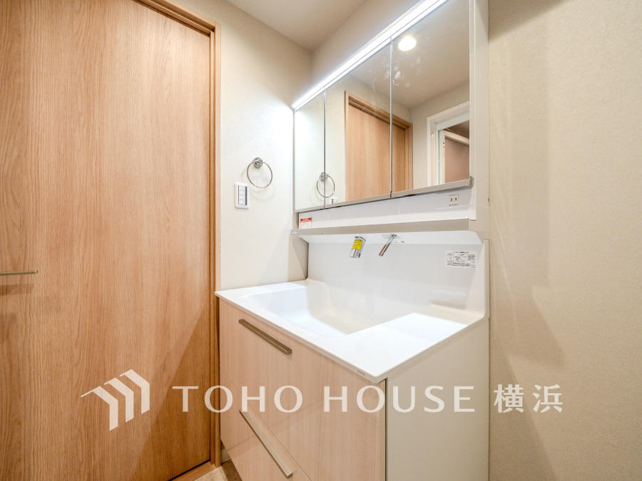 新規交換された洗面化粧台は美しく使いやすい機能が備えられています。