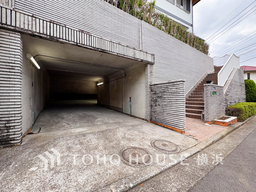 大切な愛車を雨や風から守ってくれる安心の地下車庫付きです。通りより高くなったお住まいなので、外からの視線が気になりにくくゆったりとお寛ぎ頂けます。