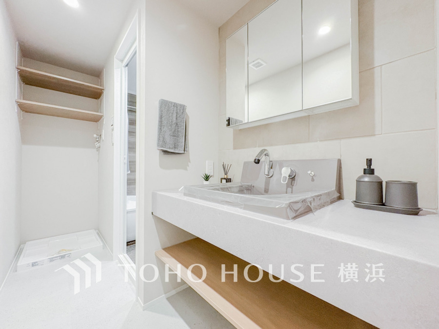ゆったり落ち着いてお使い頂ける広さが魅力の洗面所。浴室、洗面室、トイレは各2ヵ所にあり大家族での暮らしやゲストにも対応。
