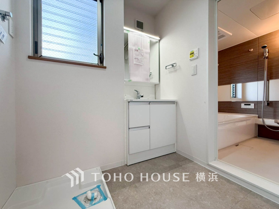 洗面台には三面鏡を採用。身だしなみを整えやすい事はもちろんですが、鏡の後ろに収納スペースを設ける事により、散らかりやすい洗面スペースをすっきりさせる事が出来るのも嬉しいですね。