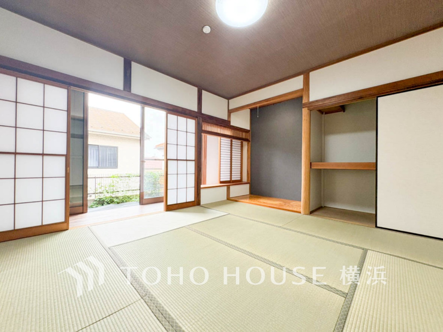 伝統的な日本情緒のある、温かみと落ち着きが感じられる和室です。来客時や一息つきたいときなどに利用できる用途多様な空間です。