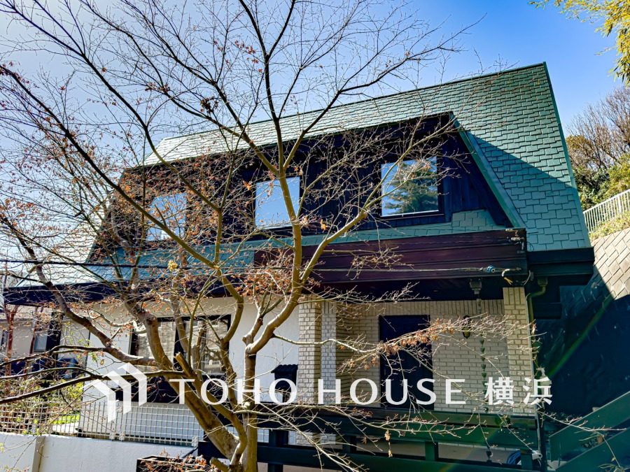 大きな窓が特徴の開放感のあるお住まい