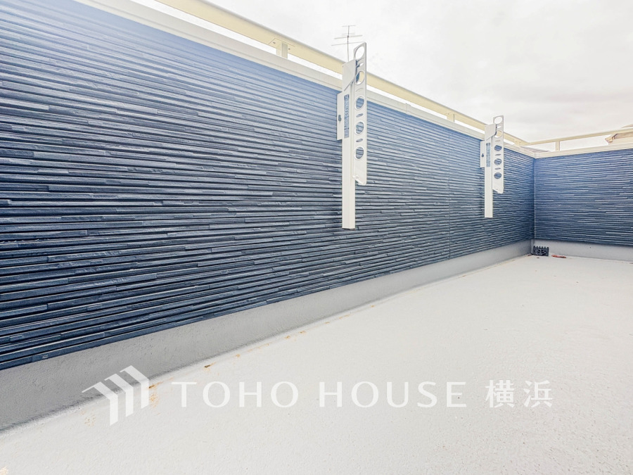 プライバシーを守る高い壁に囲まれた広々としたルーフバルコニー。洗濯物も安心して干せる快適空間です。