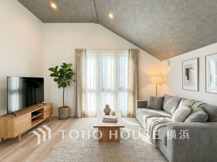 上質な時間を育む暮らしのメインステージ。寛ぎとコミュニケーションを育む居心地のよい場所。（家具はAI加工です）
