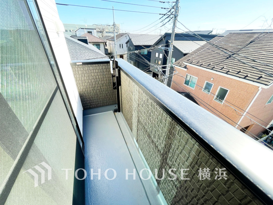 たっぷりの陽光が差し込むバルコニー。健やかな暮らしを守る太陽の恵みを存分に享受できます。爽やかな風と暖かな陽射しが紡ぐハーモニーが日々の暮らしのBGMになることでしょう。